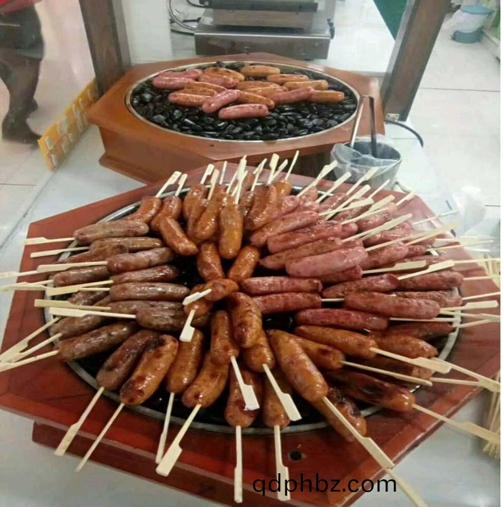 漢(han)伯尅石鍋烤(kao)腸在廣(guang)州(zhou)萬(wan)勝(sheng)廣場倍受歡(huan)迎