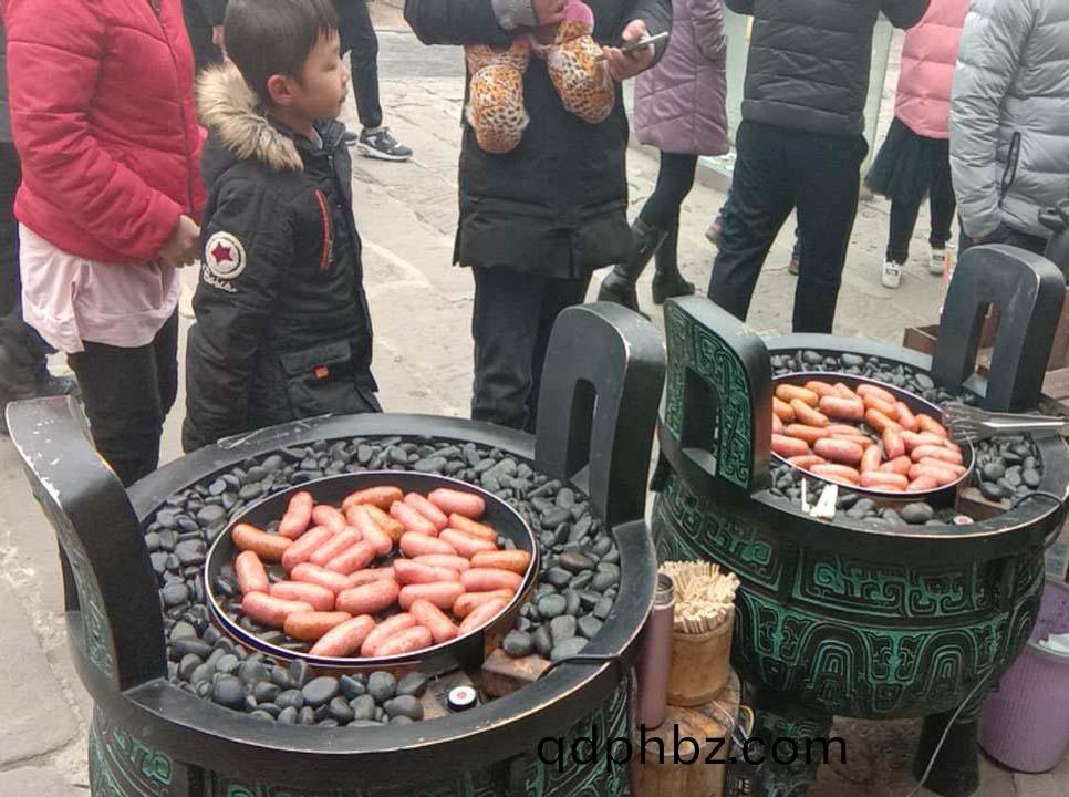 漢伯(bo)尅(ke)石(shi)鍋烤(kao)腸(chang)貴陽廟(miao)會(hui)倍(bei)受歡迎(ying)